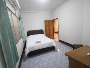 Postel nebo postele na pokoji v ubytování บ้านพรศรี Homestay