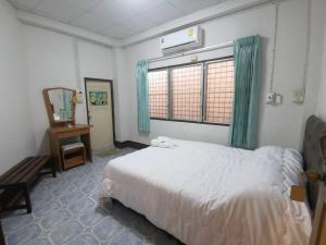 Postel nebo postele na pokoji v ubytování บ้านพรศรี Homestay
