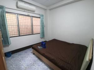 Postel nebo postele na pokoji v ubytování บ้านพรศรี Homestay