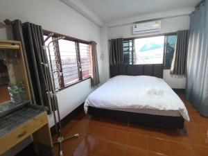 Postel nebo postele na pokoji v ubytování บ้านพรศรี Homestay