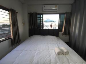Postel nebo postele na pokoji v ubytování บ้านพรศรี Homestay
