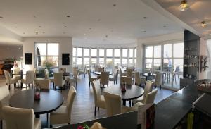 Ein Restaurant oder anderes Speiselokal in der Unterkunft Skycity Hotel Atrigon 