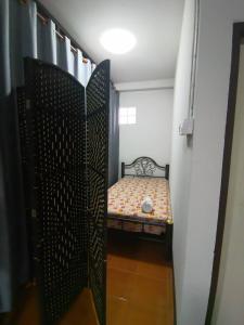 Postel nebo postele na pokoji v ubytování บ้านพรศรี Homestay