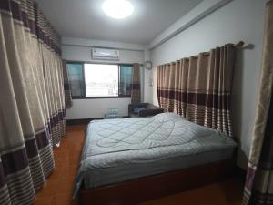 Postel nebo postele na pokoji v ubytování บ้านพรศรี Homestay