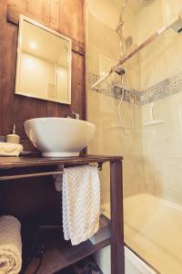 a bathroom with a sink and a shower at La Maison de la Liberté Jean-François de La Pérouse in Poitiers