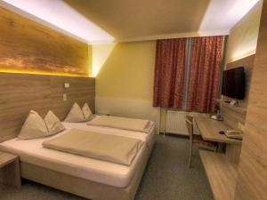 Sporthotel Kapfenberg的电视和/或娱乐中心