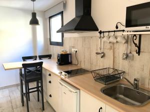 cocina con fregadero y encimera en Apartamentos Gorbea Suites, en Sierra Nevada