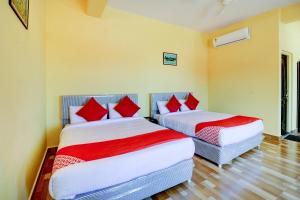 En eller flere senge i et værelse på Gaurika Residency Boarding & Lodging - Padubidri