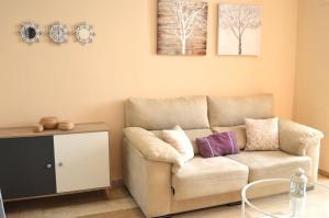 uma sala de estar com um sofá e uma mesa em Apartamentos La Caleta de Cadiz em Cádiz