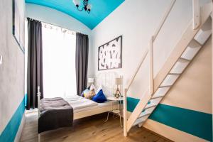 Cette chambre pour enfants présente un plafond bleu et blanc. dans l'établissement Sweet Home by Ruterra, à Prague