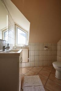 A bathroom at Óvár Apartman