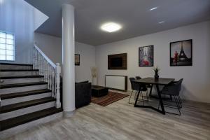 A seating area at Óvár Apartman
