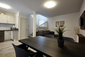 A kitchen or kitchenette at Óvár Apartman