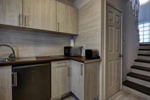 A kitchen or kitchenette at Óvár Apartman