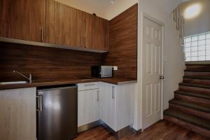 A kitchen or kitchenette at Óvár Apartman
