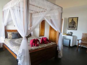 מיטה או מיטות בחדר ב-Thoduwawa Beach Villa