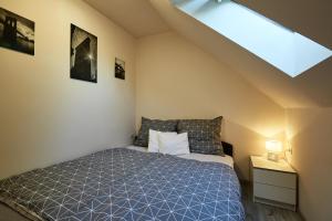 A bed or beds in a room at Óvár Apartman