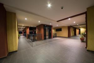 un gran vestíbulo vacío con un pasillo en un edificio en Bukoto Heights Apartments, en Kampala