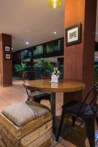 mesa y sillas en un vestíbulo con mesa y banco en Bukoto Heights Apartments, en Kampala