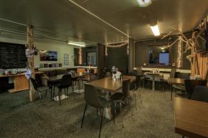 un restaurante con mesas y sillas y una pizarra en Vikingcafe, en Höfn