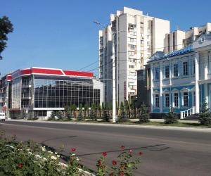 een stadsstraat met hoge gebouwen en een weg bij Center Tiraspol in Tiraspol