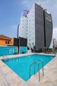 a large swimming pool in front of a hotel at Hotel Diego de Almagro Viña del Mar in Viña del Mar