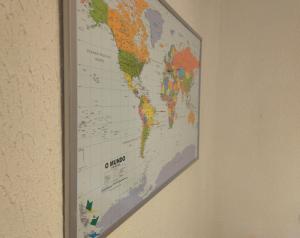 Une carte du monde suspendue sur un mur dans l'établissement ! Free Parking Street ! Ground Floor with Washer!, à Porto