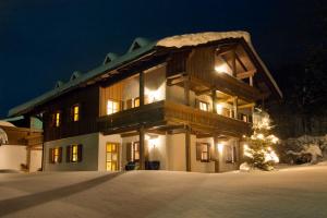 een groot gebouw met een kerstboom in de sneeuw bij Hittenpichl in Bodenmais