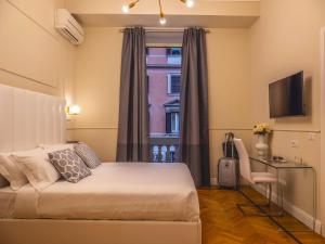 pokój hotelowy z łóżkiem i oknem w obiekcie Vatican Palace Suites by Premium Suites Collection w Rzymie
