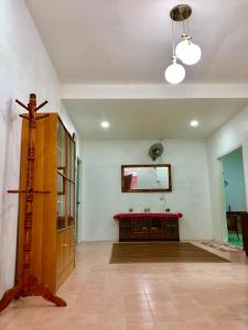 een woonkamer met een kruis aan de muur bij Padang Besar Twin Homestay in Padang Besar