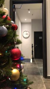 Un árbol de Navidad en un pasillo con un reloj en Royal Hotel, en Bruselas