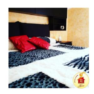 - une chambre avec un lit doté d'oreillers rouges dans l'établissement La Casa di Ninna Affittacamere, à Ariano Irpino