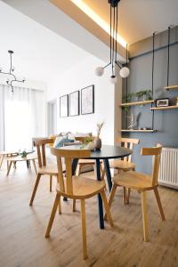 雅典的住宿－Odyssey Residence，一间带桌椅的用餐室