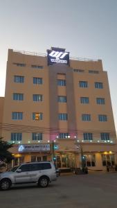 budynek z furgonetką zaparkowaną przed nim w obiekcie Reem Hotel Apartments w mieście Al Khuwayrīyah