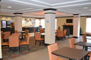 Restoran või mõni muu söögikoht majutusasutuses Holiday Inn Express Selinsgrove, an IHG Hotel