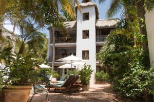 a view of the hotel from the courtyard at PAL.MAR Hotel Tropical in San Francisco
