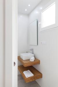 een badkamer met een wastafel en een spiegel bij FLORIT FLATS - Apartment Torres de Quart II in Valencia