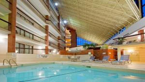 The swimming pool at or close to Holiday Inn Oakville Centre, an IHG Hotel