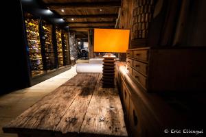 a wooden bench sitting on top of a wooden floor at Hotel Le Monal in Sainte-Foy-Tarentaise