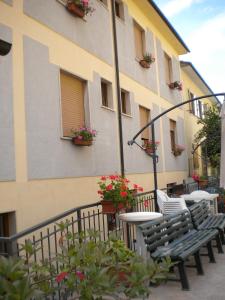 een balkon met stoelen en een tafel en een gebouw bij Albergo Ristorante Pizzeria La Bocca di Bacco in Abbadia San Salvatore