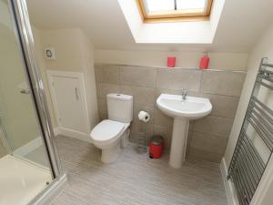 un baño con inodoro y lavabo en Modern Town House Shepley, en Huddersfield 39 fotos más