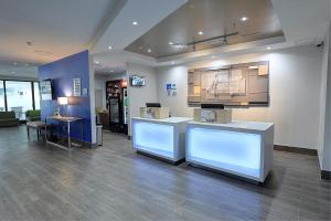 Cette grande chambre dispose d'un hall avec un comptoir. dans l'établissement Holiday Inn Express & Suites Toronto Airport West by IHG, à Mississauga 23 autres photos