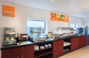 ブレインツリーにあるHoliday Inn Express Braintree by IHGのレストラン キッチン(食器カウンター付)