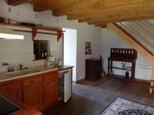una cucina con un lavello e un piano di lavoro di Wisteria Cottage a Les Adjots Altre 20 foto