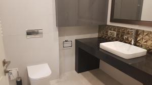 Ένα μπάνιο στο Apartment in King David Residence +26 φωτογραφίες