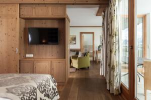 Telewizja i/lub zestaw kina domowego w obiekcie Schlosshotel Fiss