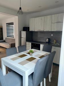uma cozinha e sala de jantar com mesa e cadeiras em Apartman I&M em Ston