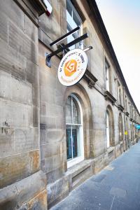 un edificio con un cartel en el costado en St Christopher's Edinburgh Old Town, en Edimburgo