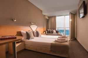 Postel nebo postele na pokoji v ubytování Hotel Eskada Beach