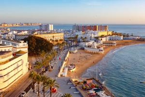 vistas a una playa con edificios y al océano en PACIFICO Family Home by Cadiz4Rentals, en Cádiz